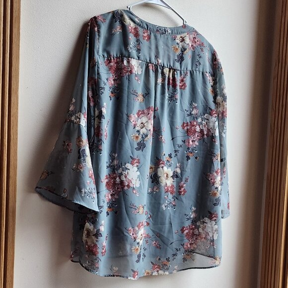 Apt. 9 Floral Blue/Gray V-Neck Blouse Size Medium - Picture 13 of 16
